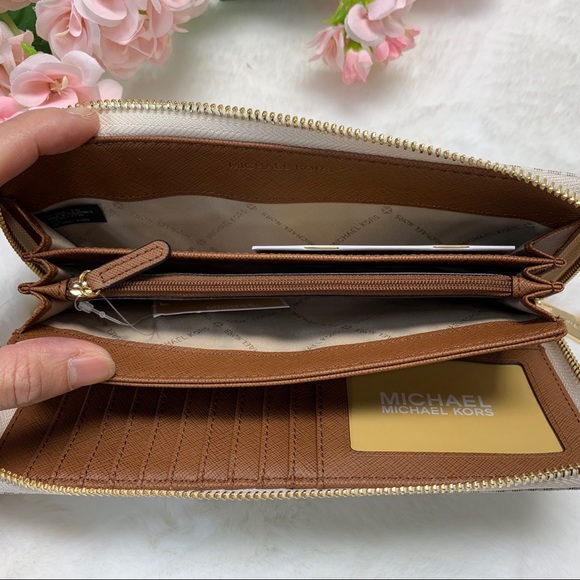 Michael Kors Jet Set Travel Continental Wristlet - Picture 7 of 8